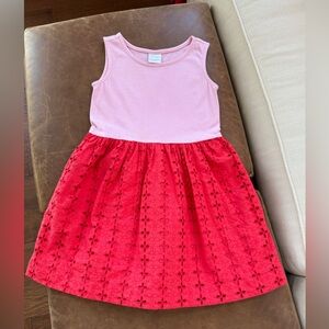 Hanna Andersson bicolor dress with eyelet skirt and pockets. Size 5Y.